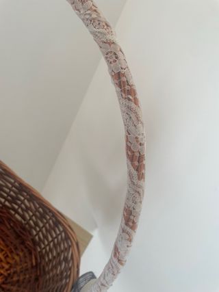 Cesta de mimbre decorada con encaje