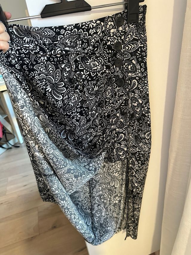 Falda Stradivarius Talla 38 Estampada