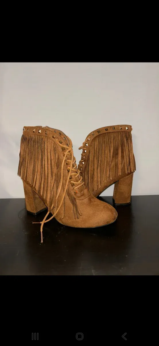 Botines tacón flecos tachuelas talla 40