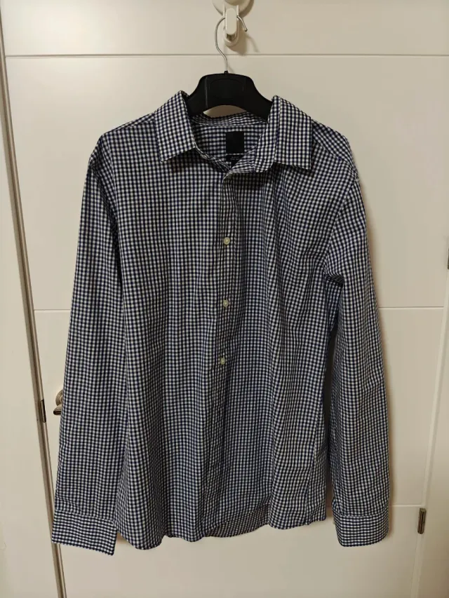 Camisa de cuadros azul y blanca