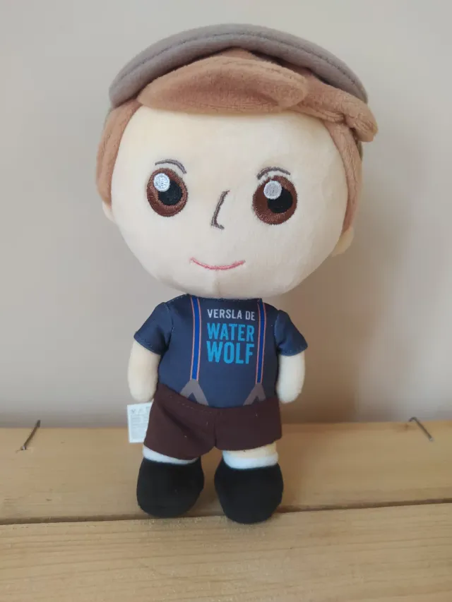 Muñeco Water Wolf con gorra