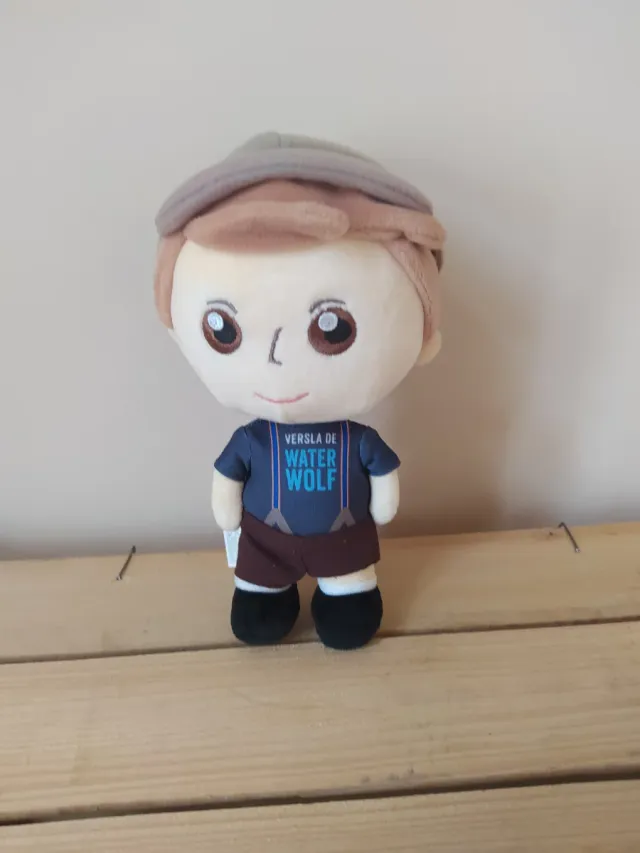 Muñeco Water Wolf con gorra