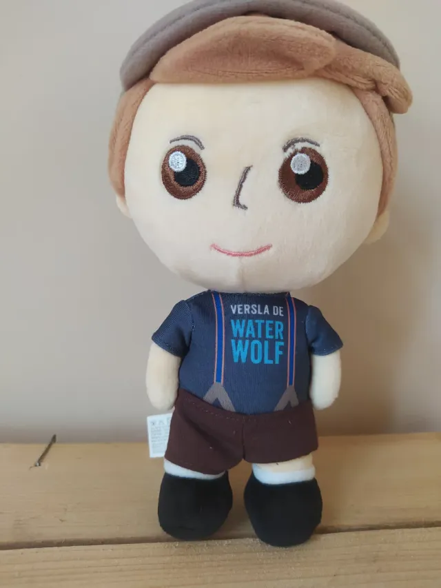 Muñeco Water Wolf con gorra