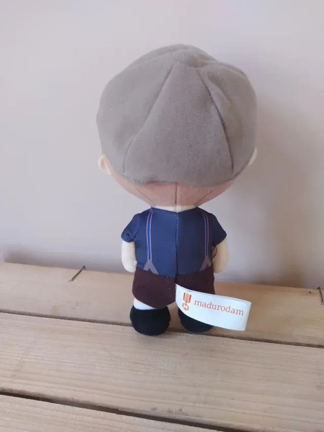 Muñeco Water Wolf con gorra