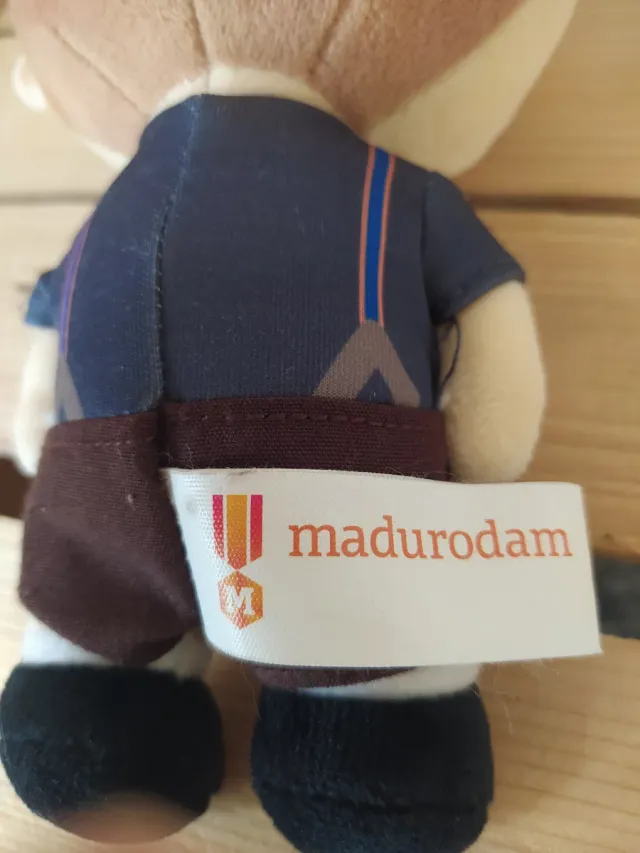 Muñeco Water Wolf con gorra