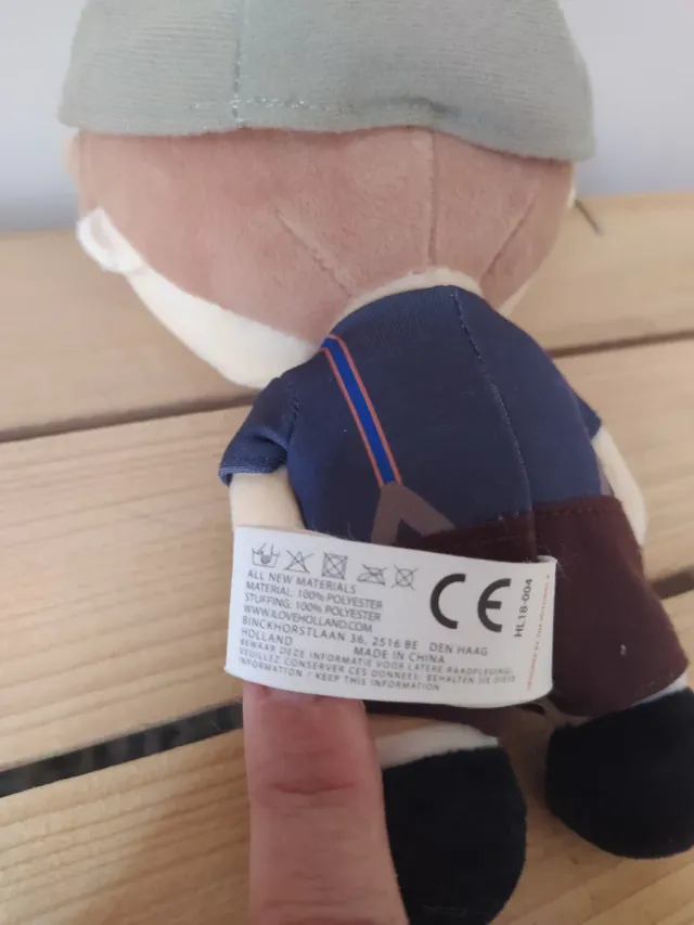 Muñeco Water Wolf con gorra