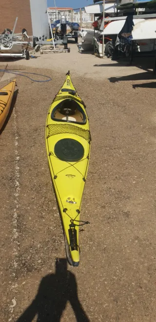 Kayak de mar amarillo