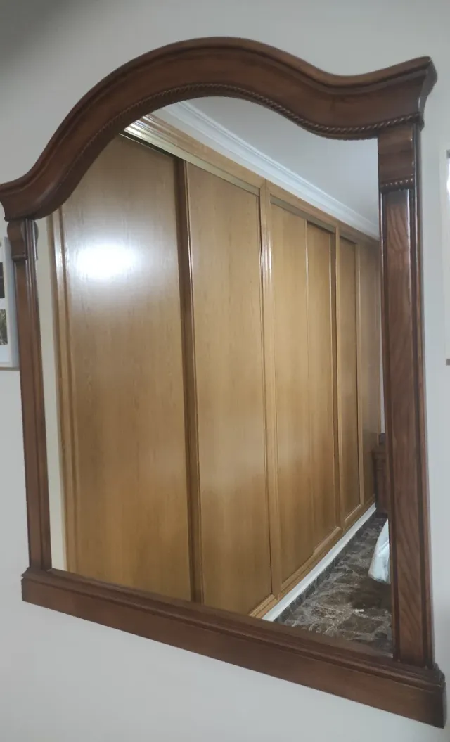 Espejo de madera con marco curvo