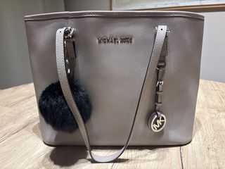 Bolso Michael Kors Gris con Adorno Negro