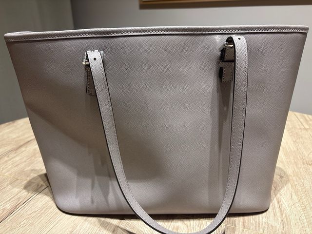Bolso Michael Kors Gris con Adorno Negro