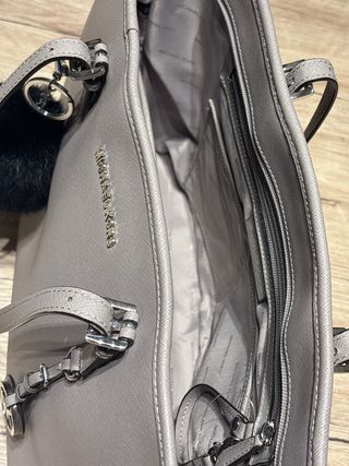 Bolso Michael Kors Gris con Adorno Negro