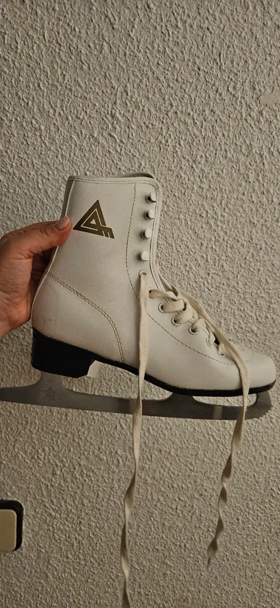 Patines de hielo blancos