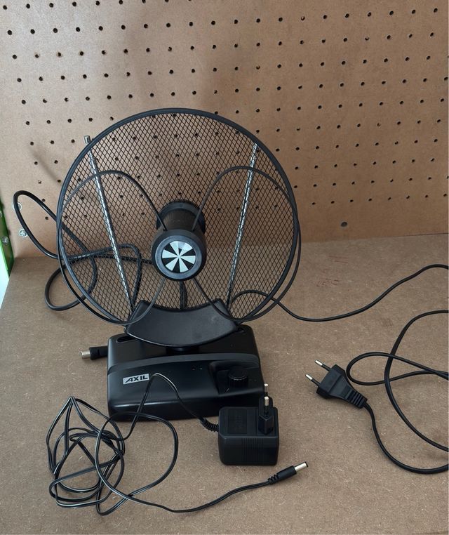 Antena TV Interior Amplificada AXIL