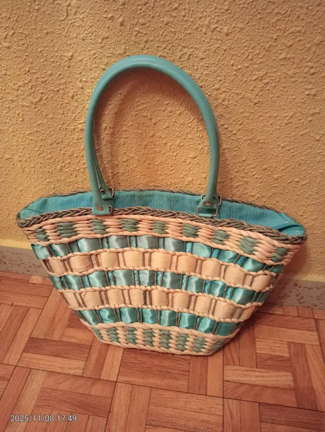 Bolso de mano tejido beige y azul