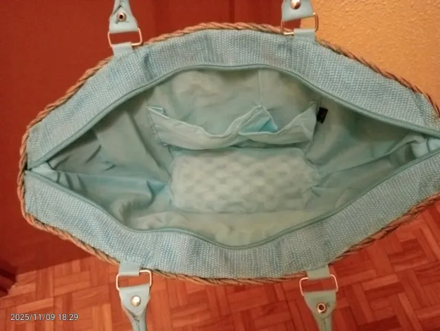 Bolso de mano tejido beige y azul