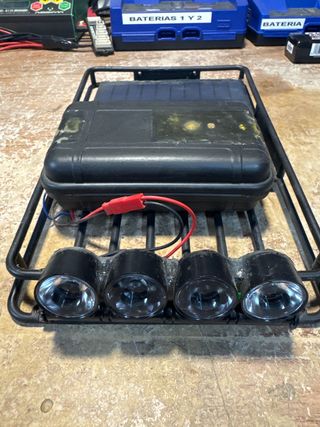 Baca Traxxas TRX4 con luces y placa solar