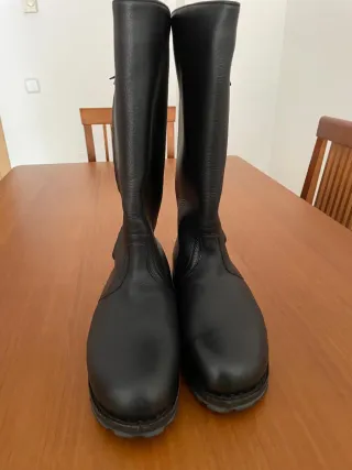 Botas negras diseñadas para el frío