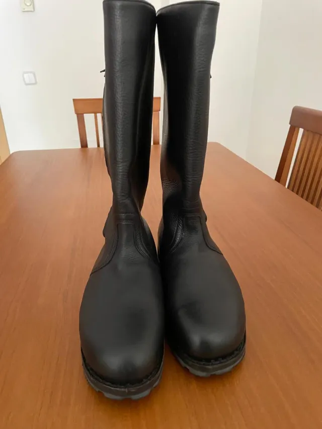 Botas negras diseñadas para el frío