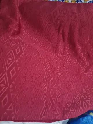 Tela burdeos con estampado geométrico