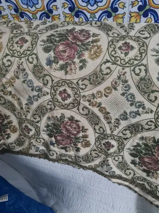 Tela burdeos con estampado geométrico