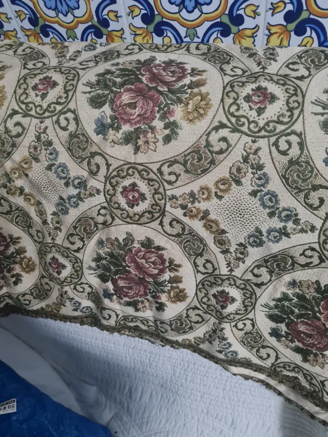 Tela burdeos con estampado geométrico