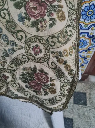 Tela burdeos con estampado geométrico