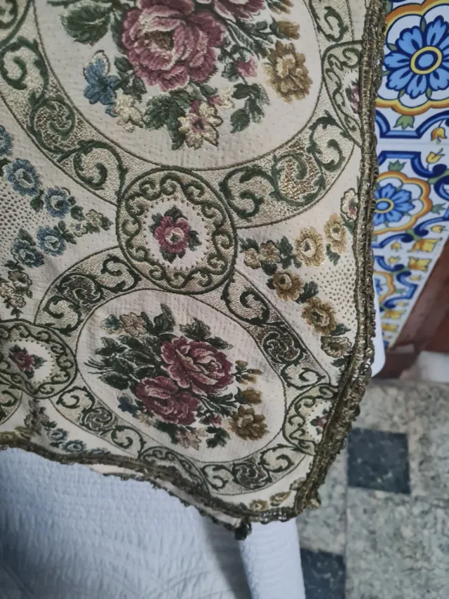 Tela burdeos con estampado geométrico