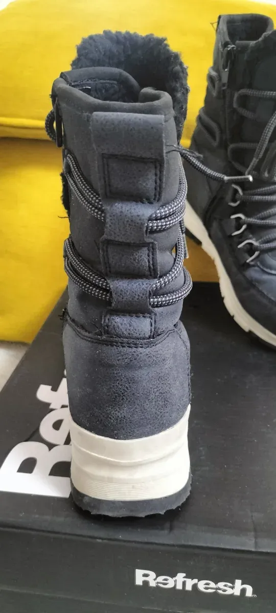 Botas negras  de cordones tipo snow Refresh