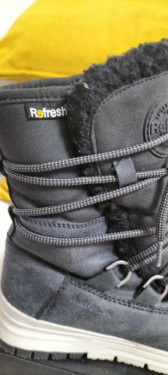 Botas negras  de cordones tipo snow Refresh