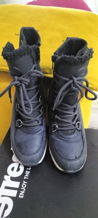 Botas negras  de cordones tipo snow Refresh