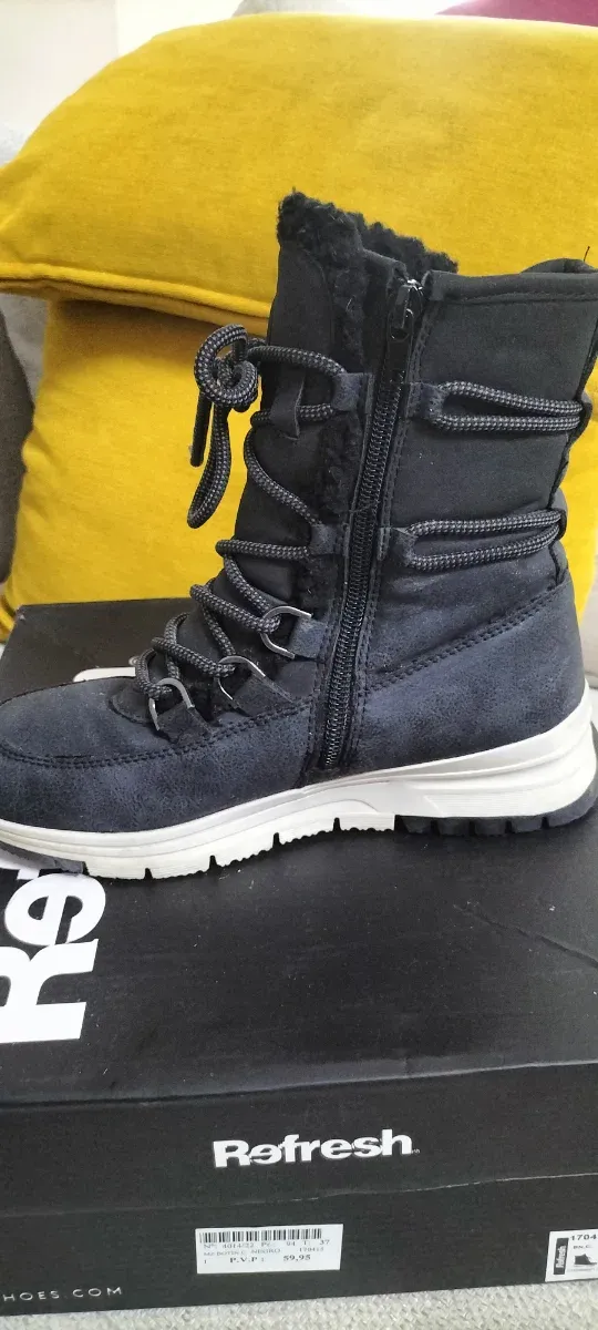 Botas negras  de cordones tipo snow Refresh