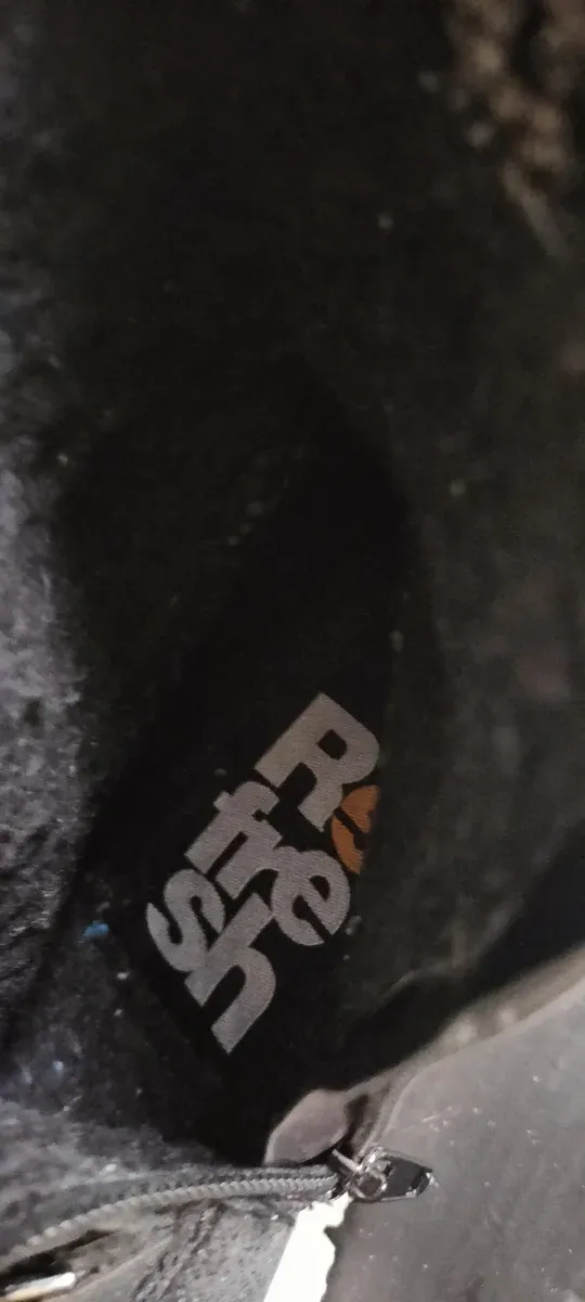 Botas negras  de cordones tipo snow Refresh