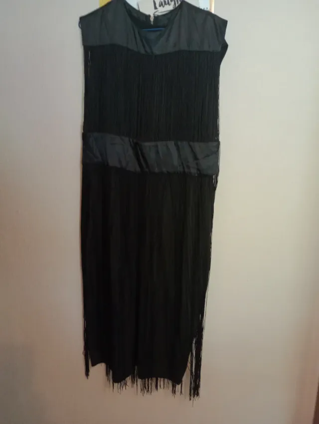 Vestido negro con flecos