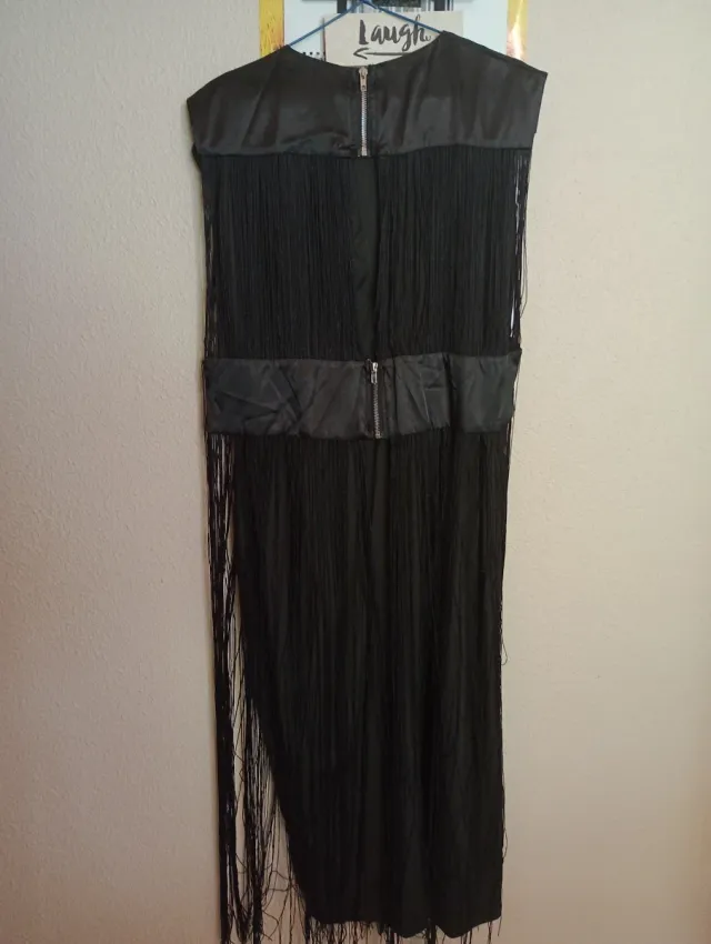 Vestido negro con flecos