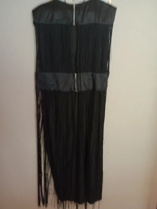 Vestido negro con flecos