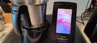 Taurus Mycook Touch Black Edition con accesorios.