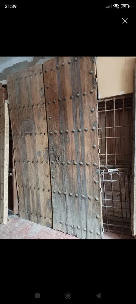 Portón antiguo de madera 250x150