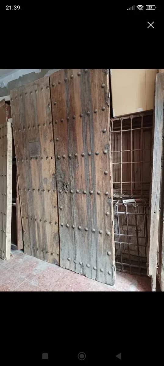 Portón antiguo de madera 250x150