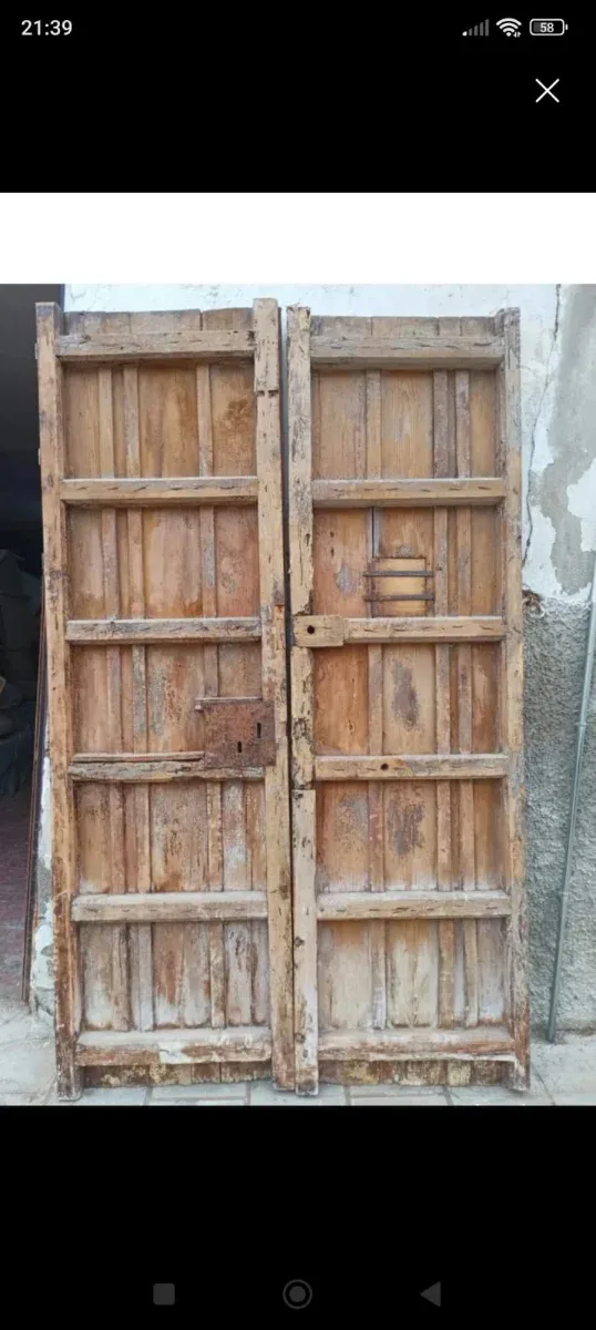 Portón antiguo de madera 250x150