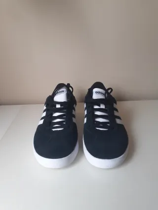 Playeras Adidas de piel negras a estrenar