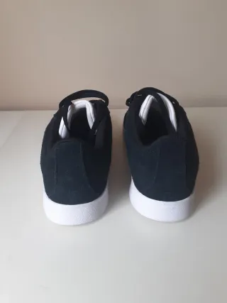 Playeras Adidas de piel negras a estrenar