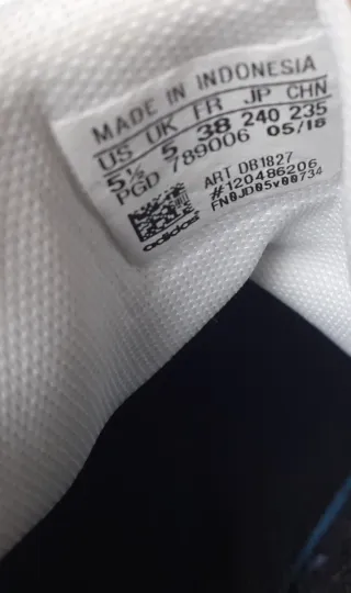 Playeras Adidas de piel negras a estrenar