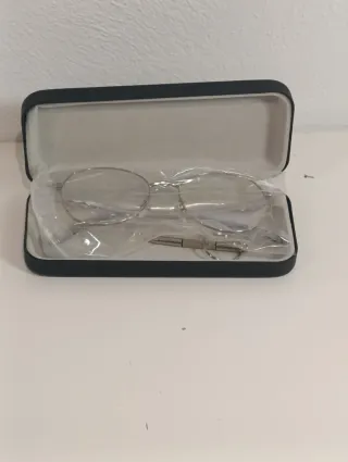 Gafas de metal plateadas con estuche