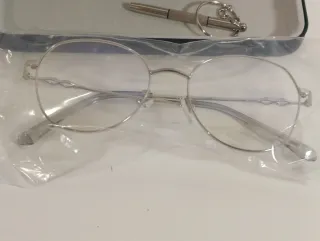 Gafas de metal plateadas con estuche