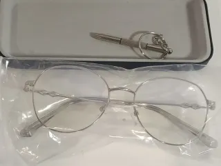 Gafas de metal plateadas con estuche