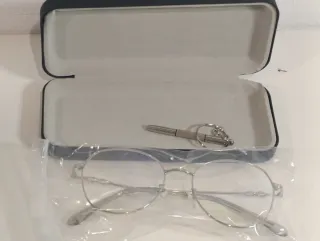 Gafas de metal plateadas con estuche
