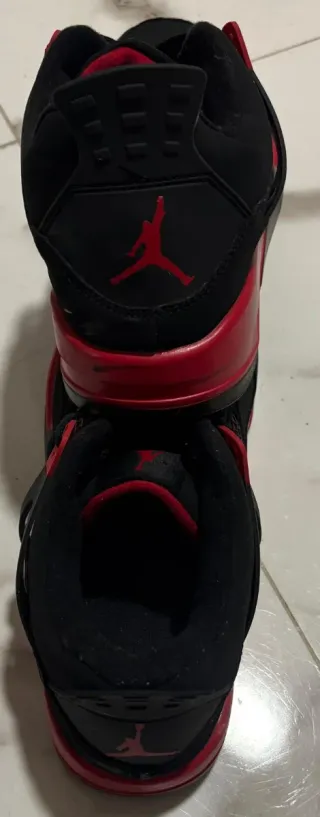 Zapatillas Jordan Negras y Rojas