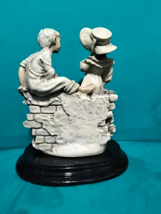 Figura de porcelana niños enamorados
