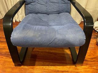 Sillón azul con estructura negra