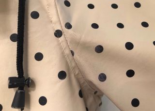 Chubasquero Dunnes Stores con desgaste en axilas